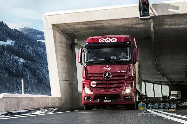 新疆华策汽车:安全可靠 奔驰Actros助力卡友稳度寒冬