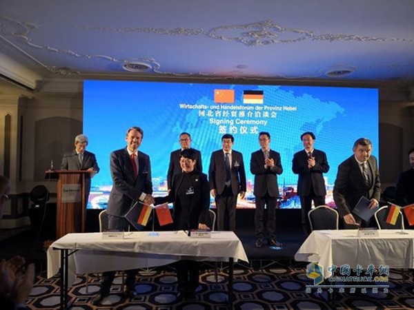 签约仪式:戴姆勒卡客车(中国)有限公司CEO Ralf Kraemer科锐铭与中工服联合创始人周超男