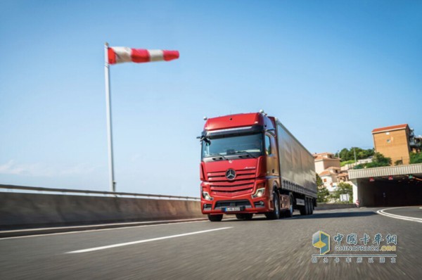 新疆华策汽车:【汉诺威】科技在路上 试乘梅赛德斯奔驰Actros体验安全