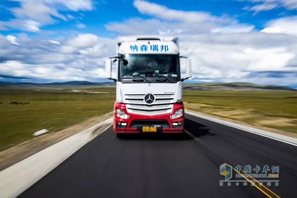 新疆华策汽车:青藏线跟车纪实：跟着奔驰新Actros走进梦的圣地