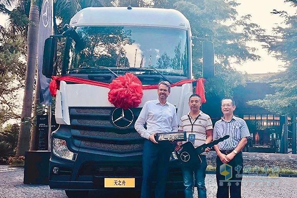 湖南华策汽车:梅赛德斯-奔驰新Actros交付华南用户 开启极效运输2.0新时代